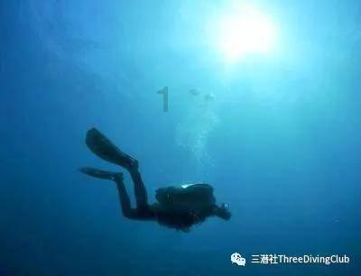 711便利店擦边球广告，你觉得这个广告有何不妥？游戏画面